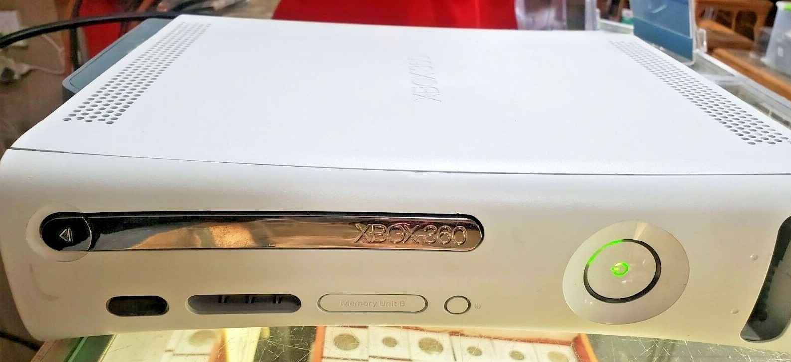Xbox 360 White Console + Bundle(SOLD AS-IS)(FC12-Corner-G503)