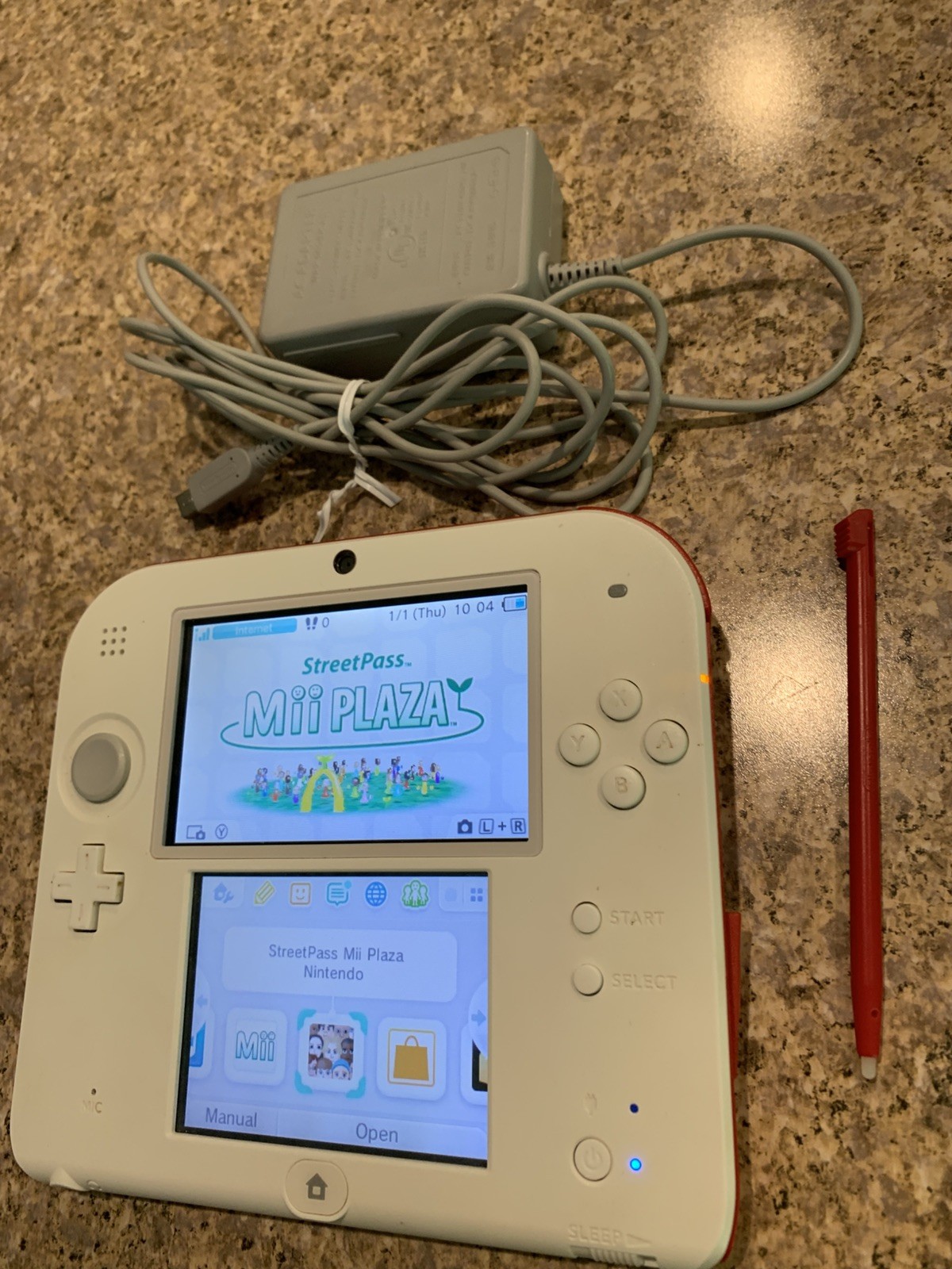 Nintendo 2DS Handheld Game Console 4GB FTR-001 Red White Works with stylus