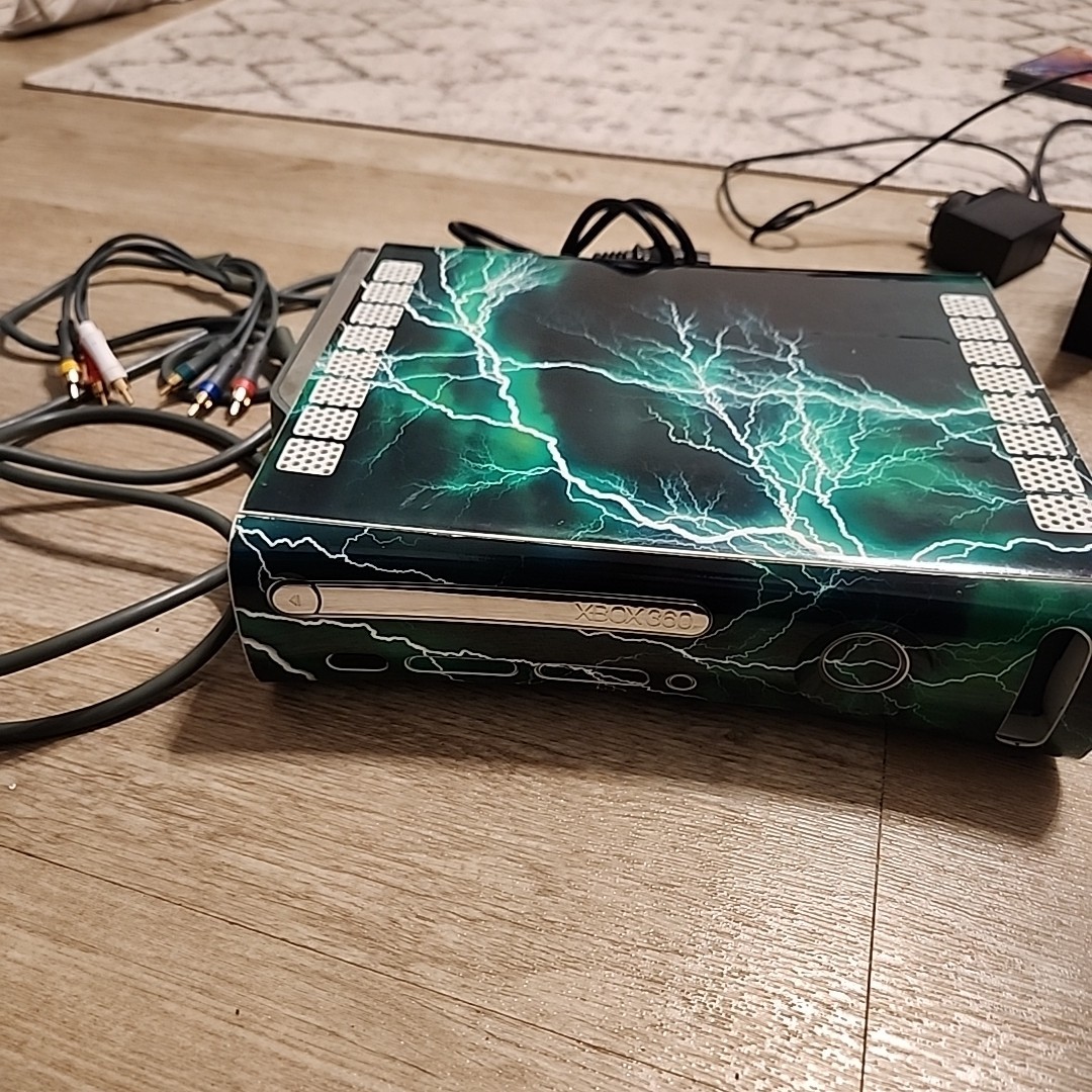 Xbox 360 W/ Lightning Design (No Controllers! Missing Power Supply)