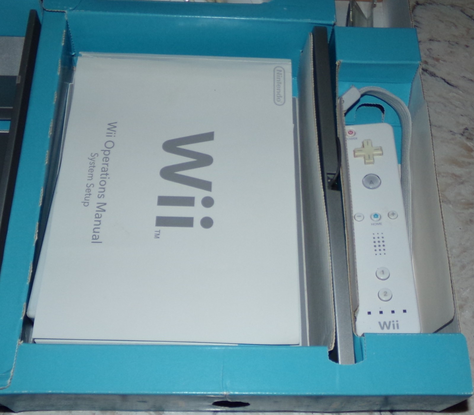 Nintendo Wii Sports Disc White Game Console Box 1 Remote 2 Nunchuck Sensor Bar