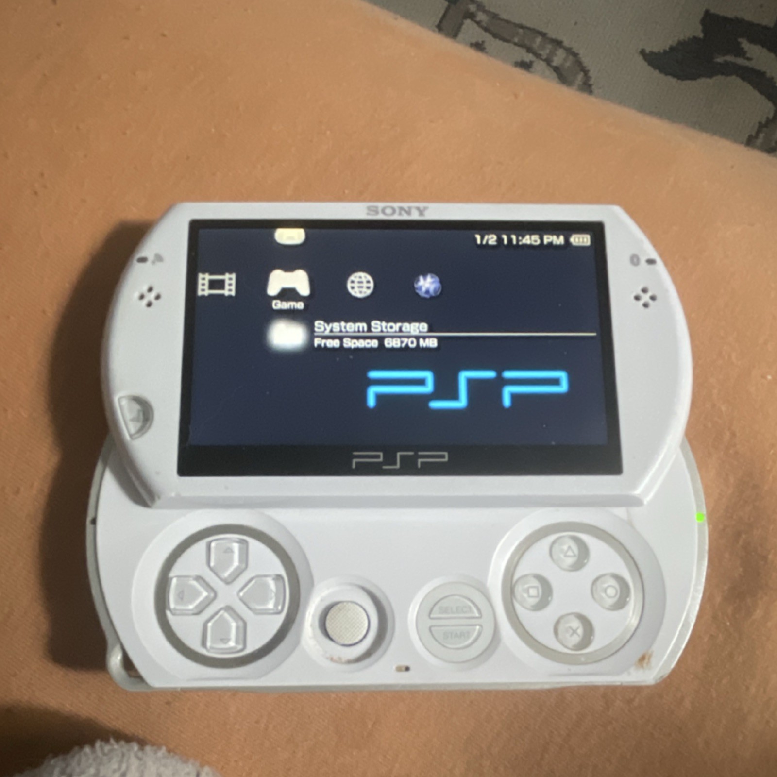 Sony PSP Go PSP-N1001 White 6870MB Wi-Fi Handheld Console *see description* SALE