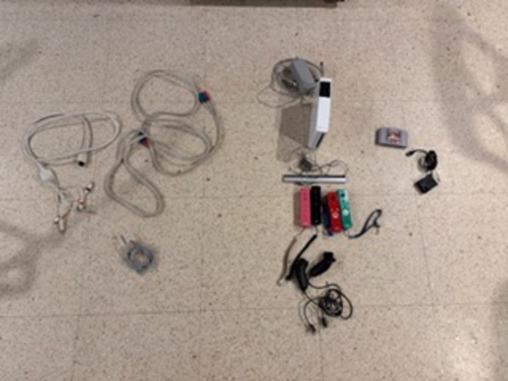 Nintendo Retro Game Lot (+2 sets of RCA component video cables)(+1 NES Game)