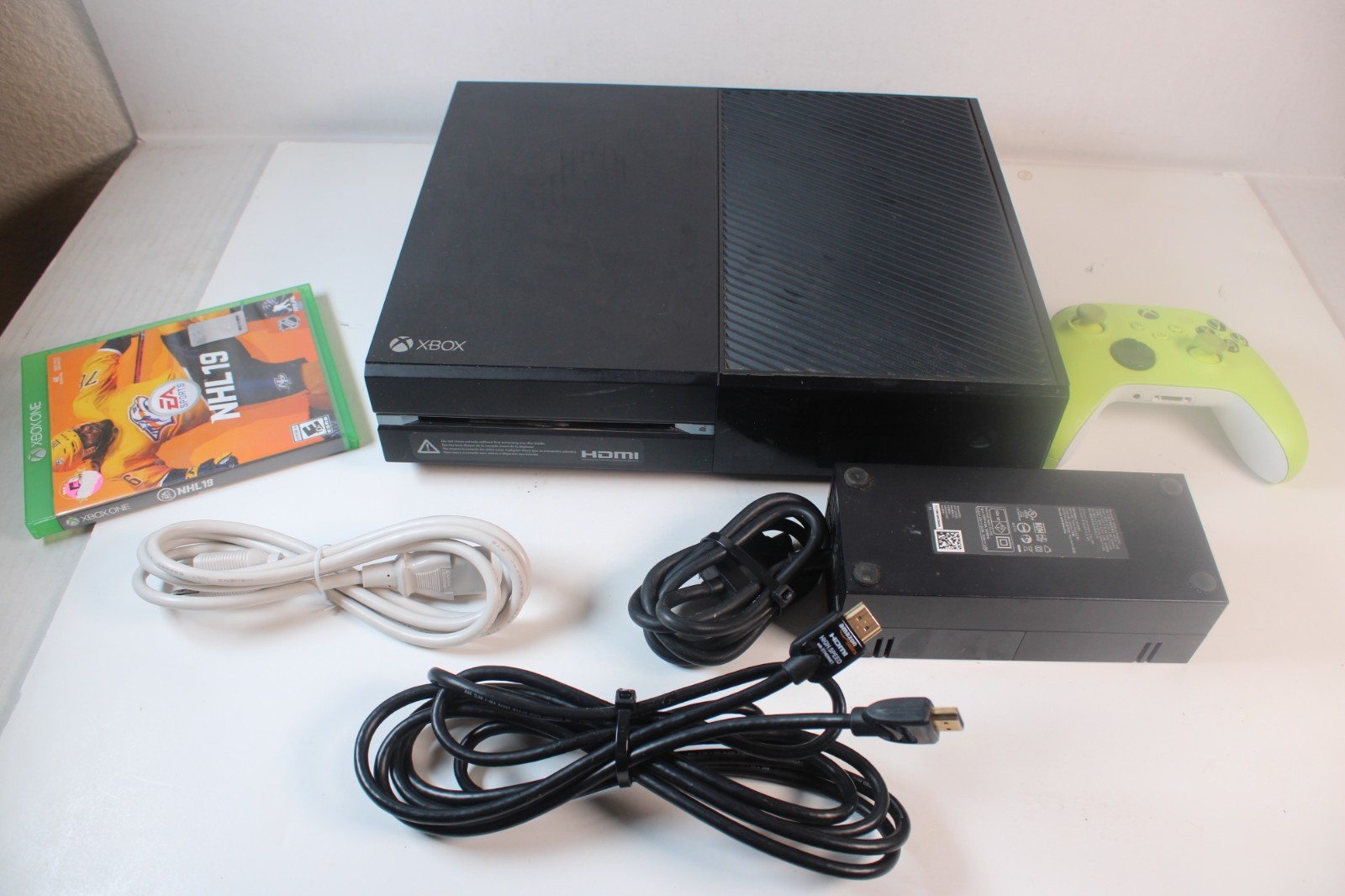 Microsoft Xbox One Model 1540 Console Bundle 500 GB, controller, game, cords