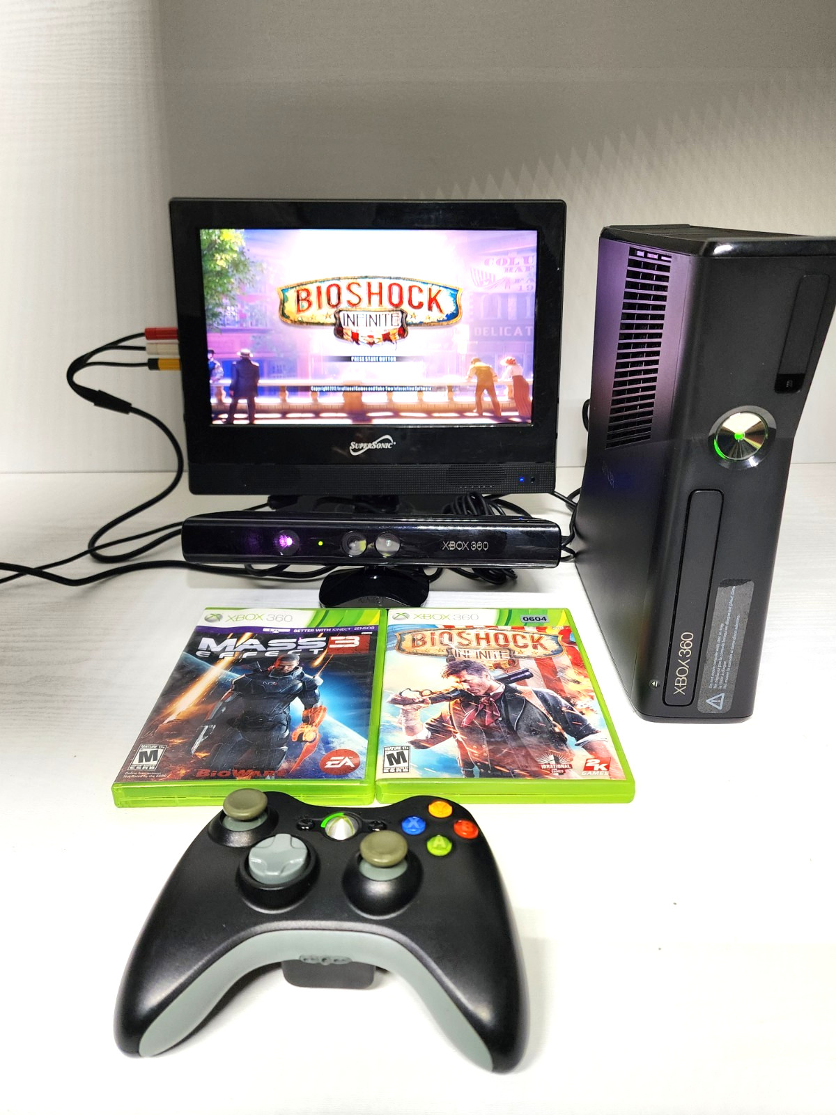 Microsoft Xbox 360 S 4GB Console (1439) Kinect Bundle! │ Tested & Works w/ Games