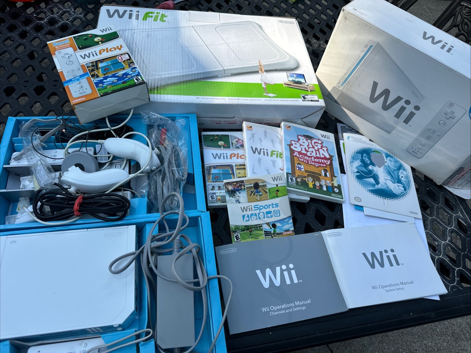 Nintendo Wii Play & Sports Console W/ 4 Games Remotes Original Box Original Box