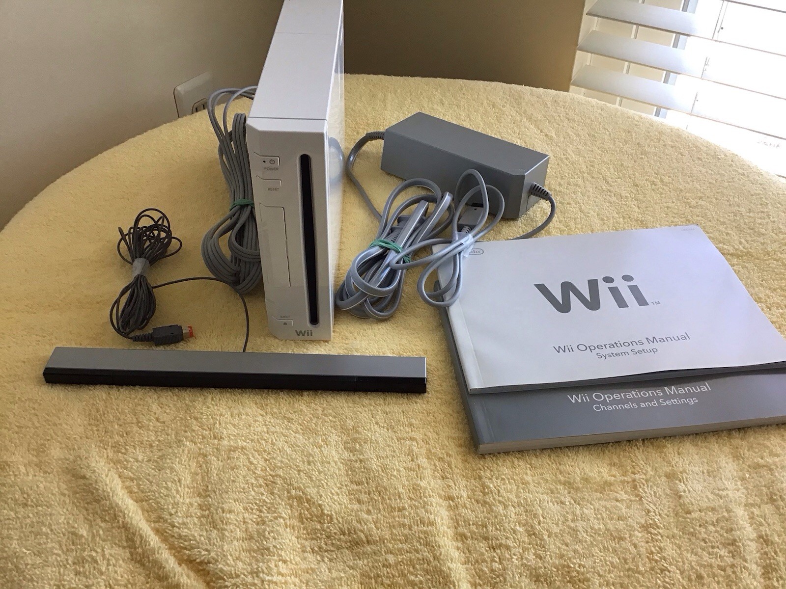 Nintendo Wii RVL-001-WHITE Console w/ Accessories Excellent