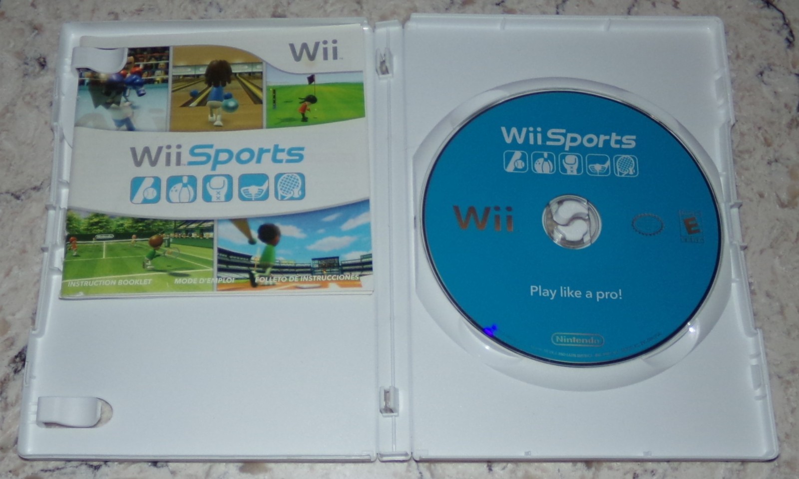 Nintendo Wii Sports Disc White Game Console Box 1 Remote 2 Nunchuck Sensor Bar
