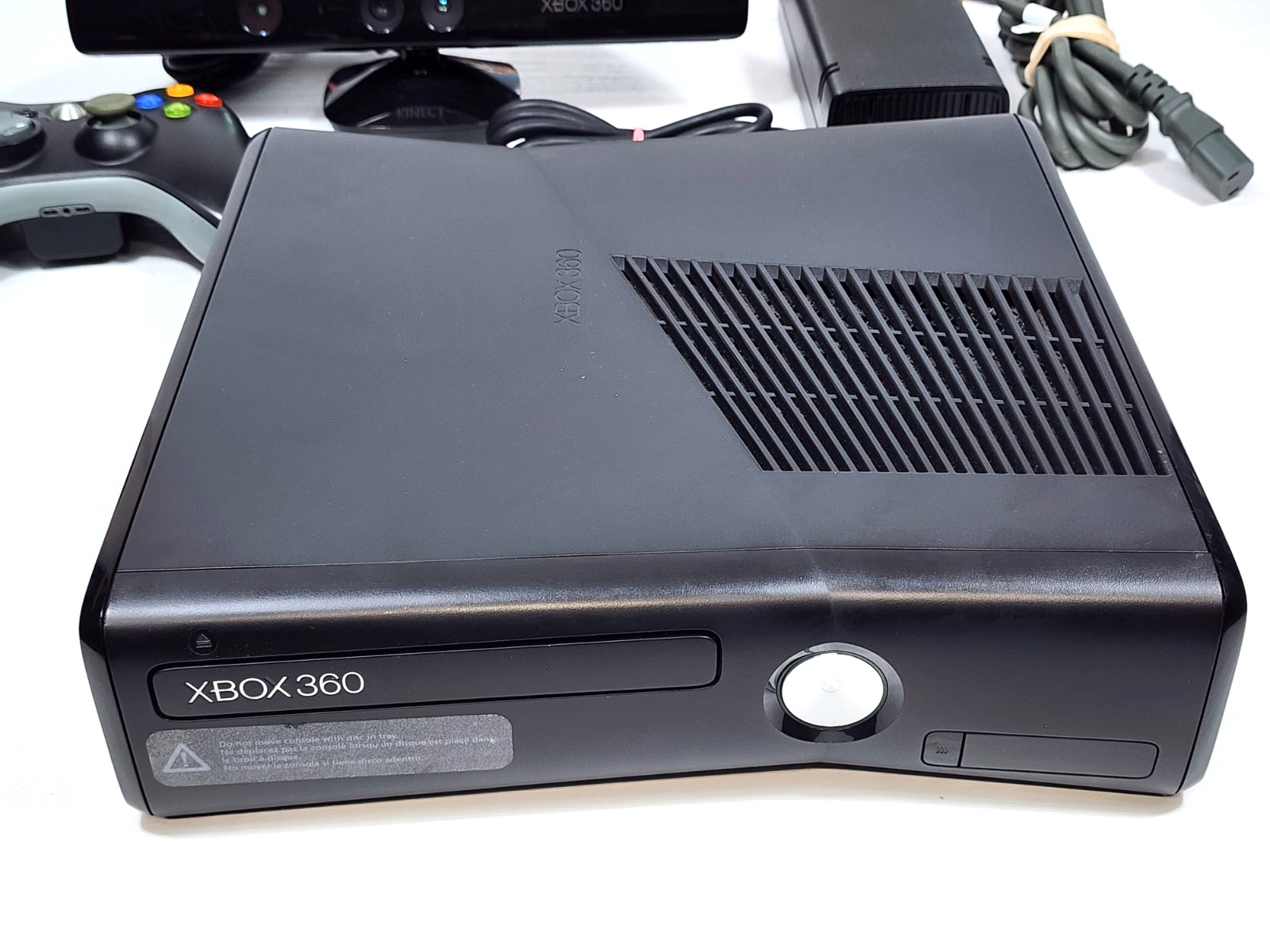 Microsoft Xbox 360 S 4GB Console (1439) Kinect Bundle! │ Tested & Works w/ Games