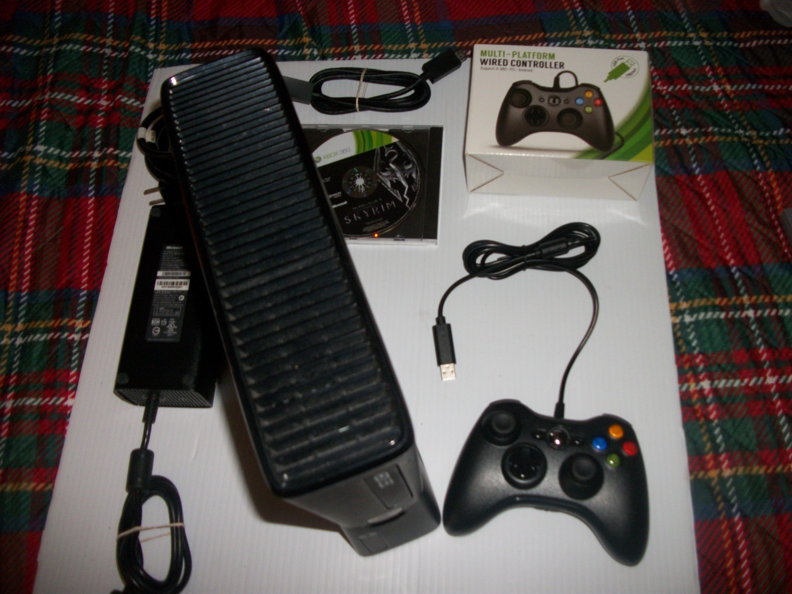 Microsoft Xbox 360 Slim bundle with New wired controller, , Skyrim game