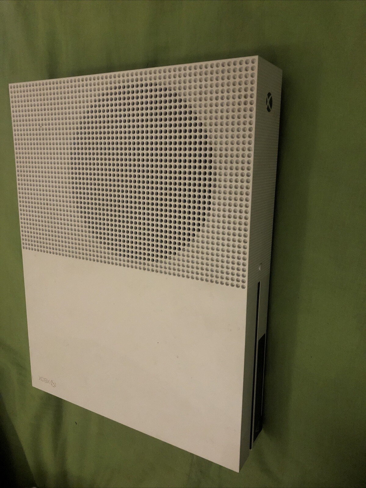 good condition xbox with 1tb of storage. Comes with HDMI cable